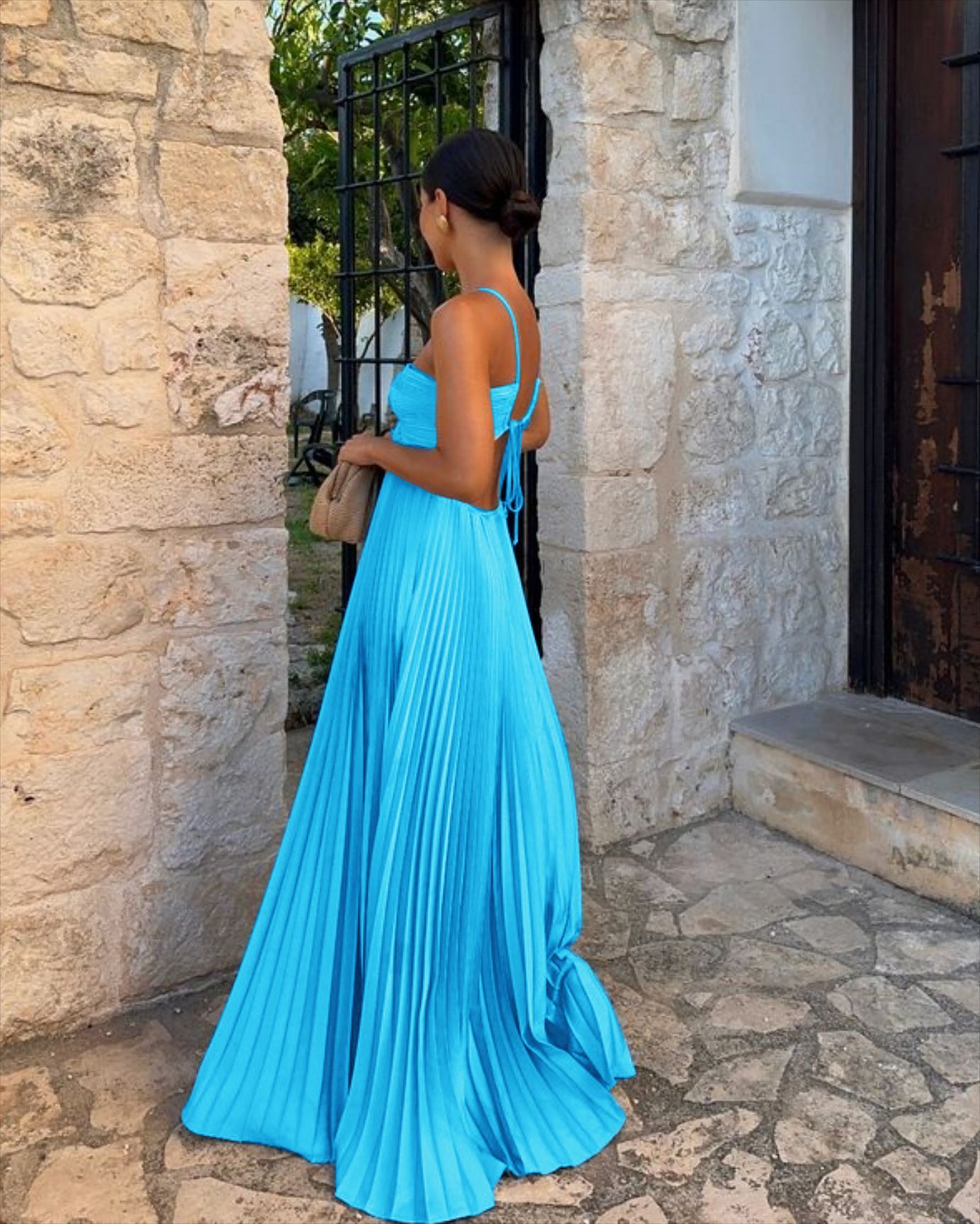 Robe Longue Plissée Sans Manches à Dos Nu – Élégance & Séduction